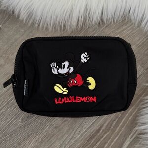 🖤❤️ Disney x Lululemon *Everywhere Belt Bag 1L Mickey in Motion Graphic Black